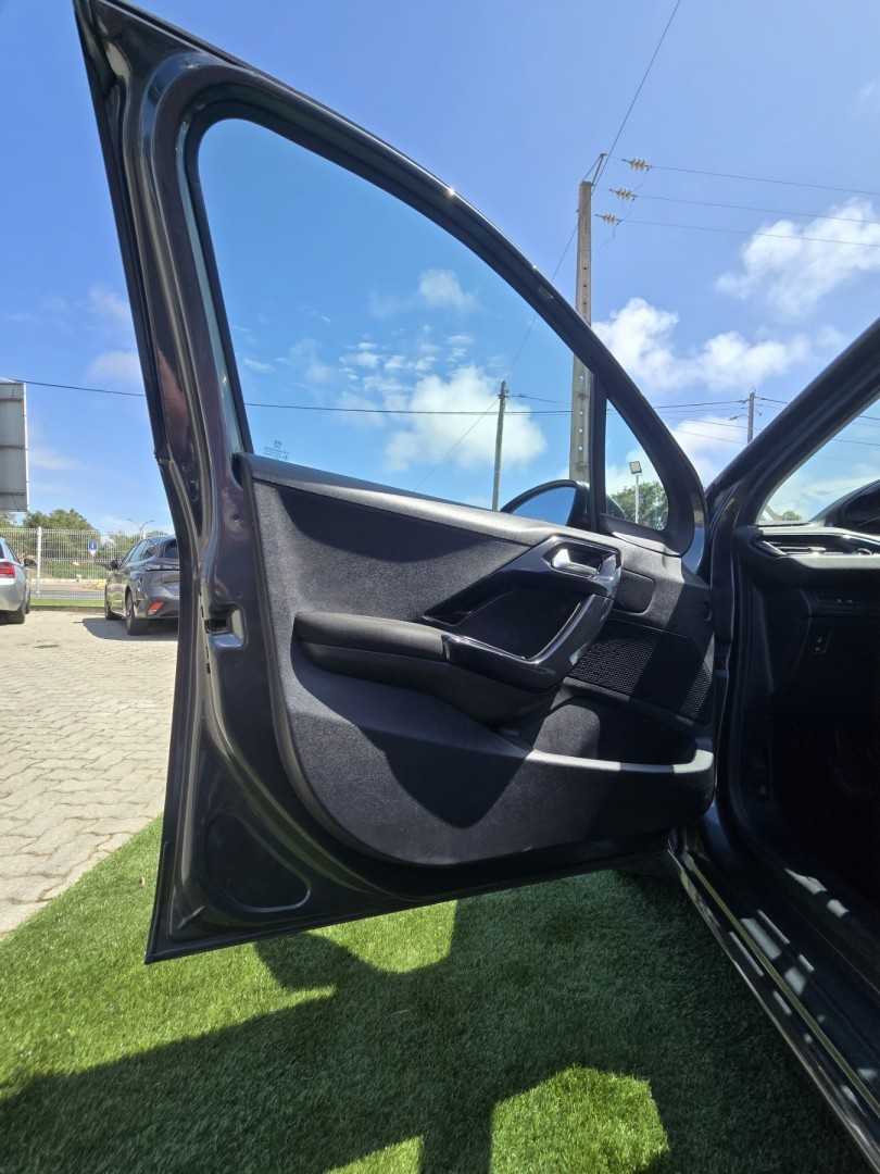 peugeot-208-2015-gasolina-1199cc