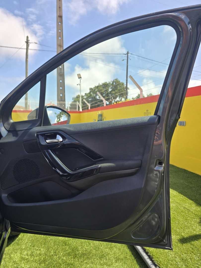 peugeot-208-2015-gasolina-1199cc