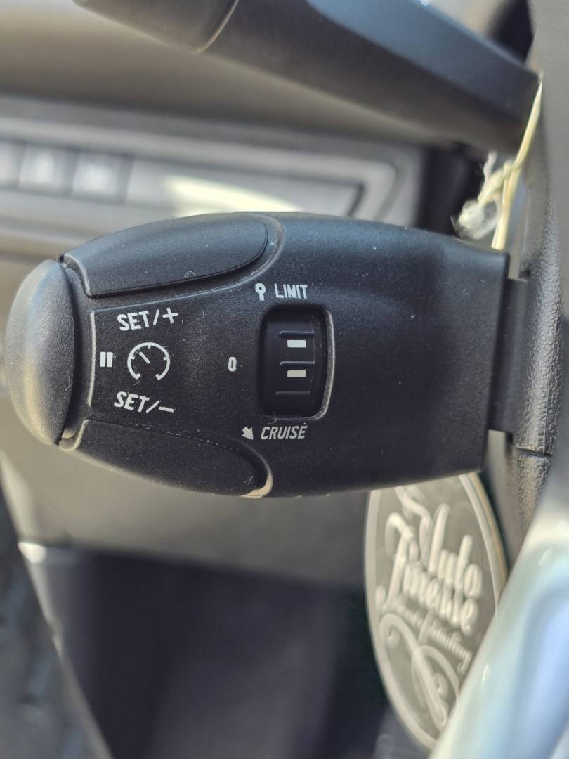 peugeot-208-2015-gasolina-1199cc