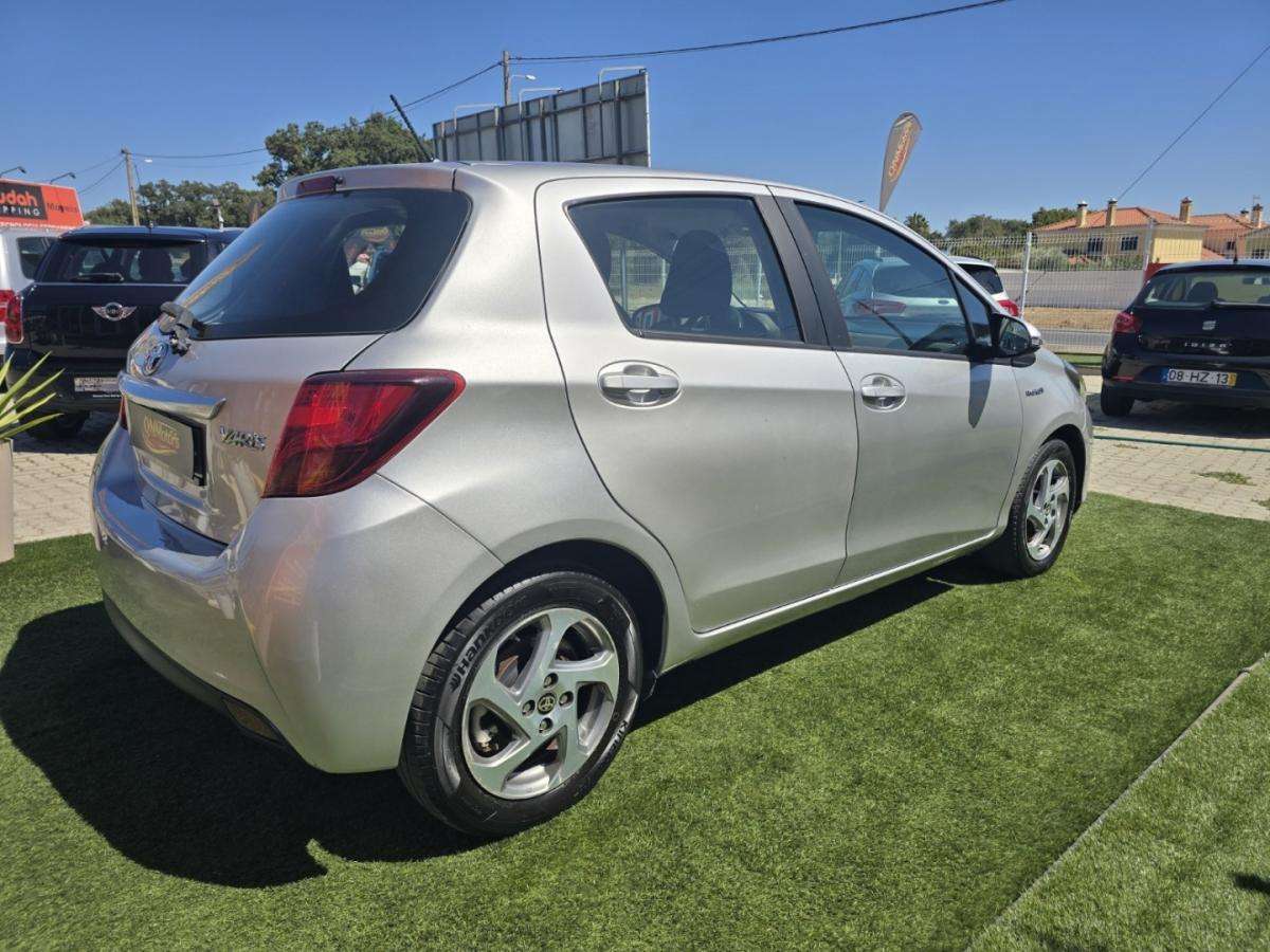 toyota-yaris-2016-hibrido-1497cc
