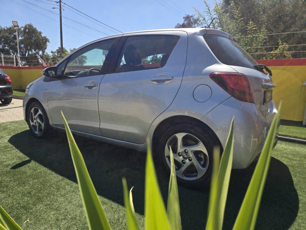 toyota-yaris-2016-hibrido-1497cc