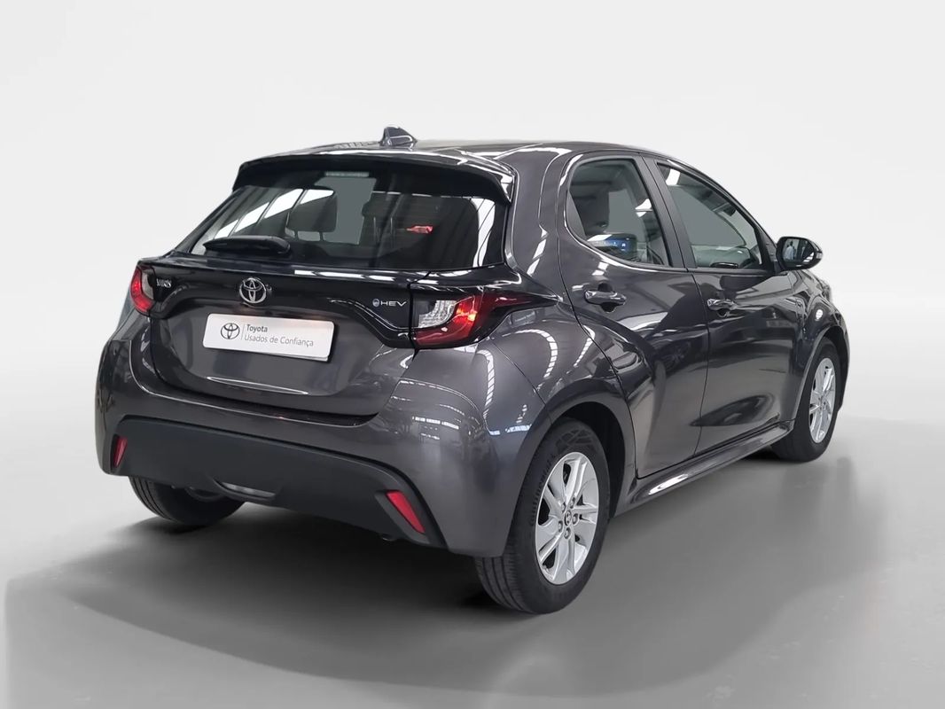 toyota-yaris-2024-hibrido-a-gasolina-1490cc