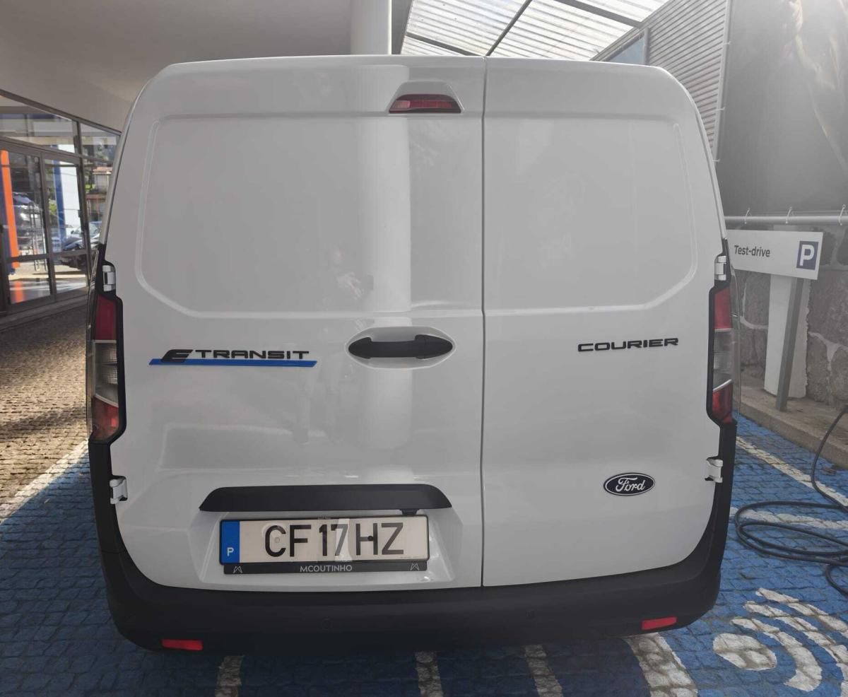 ford-tourneo-courier-2026-eletrico-500cc