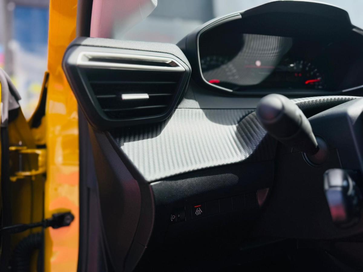 peugeot-208-2023-gasolina-1199cc