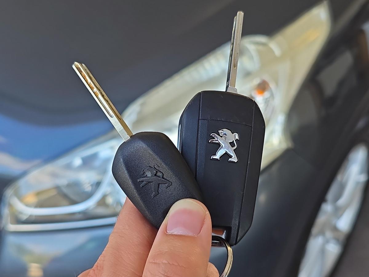 peugeot-208-2014-gasolina-1199cc