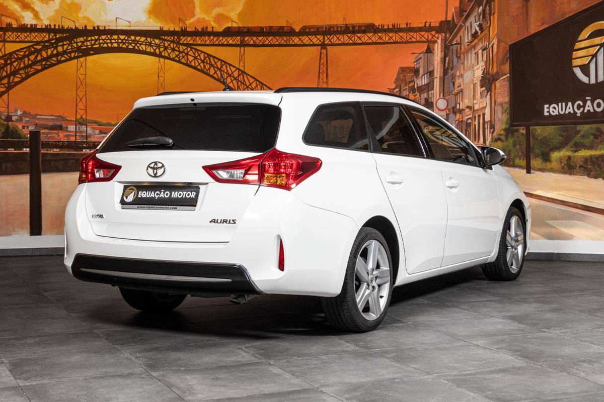 toyota-auris-touring-sports-2015-diesel-1364cc