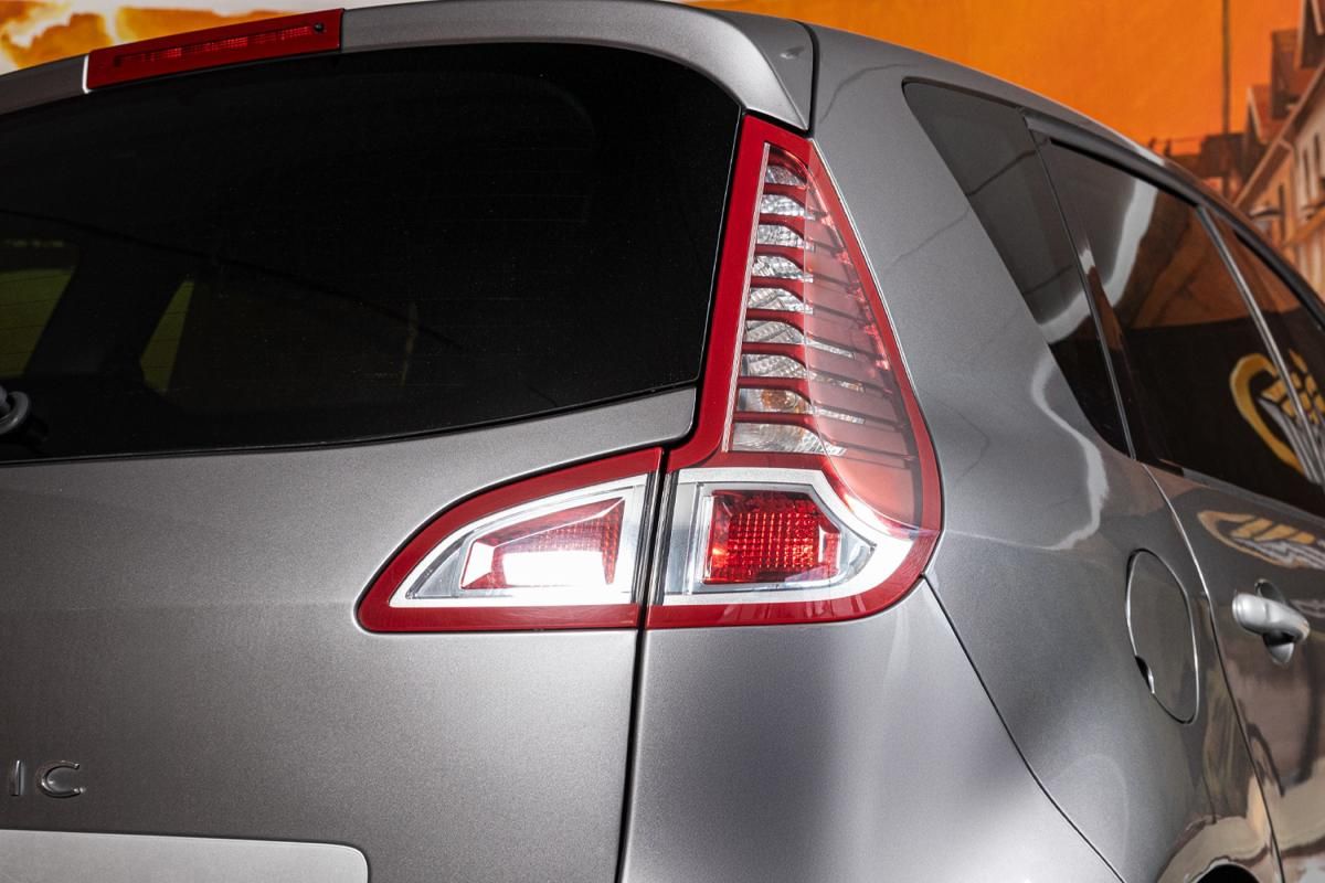 renault-scenic-2011-diesel-1598cc