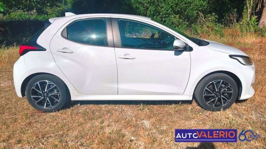 toyota-yaris-2023-hibrido-a-gasolina-1490cc