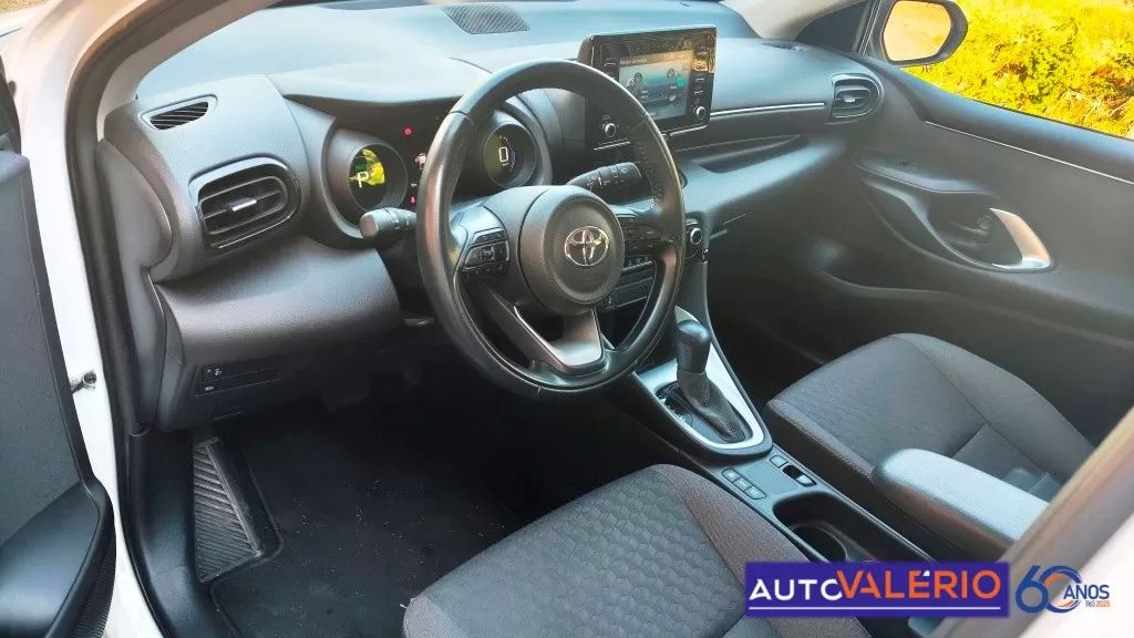 toyota-yaris-2023-hibrido-a-gasolina-1490cc