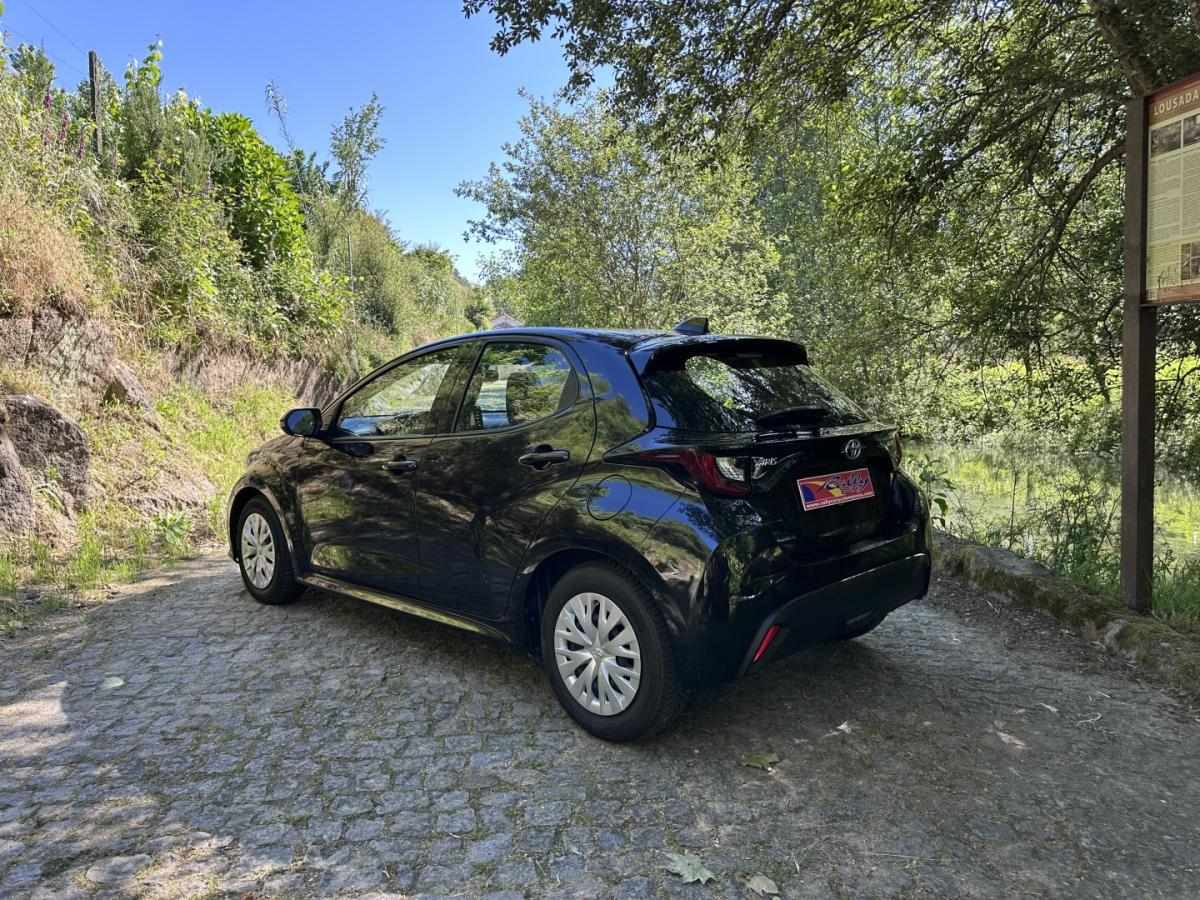 toyota-yaris-2022-hibrido-1490cc