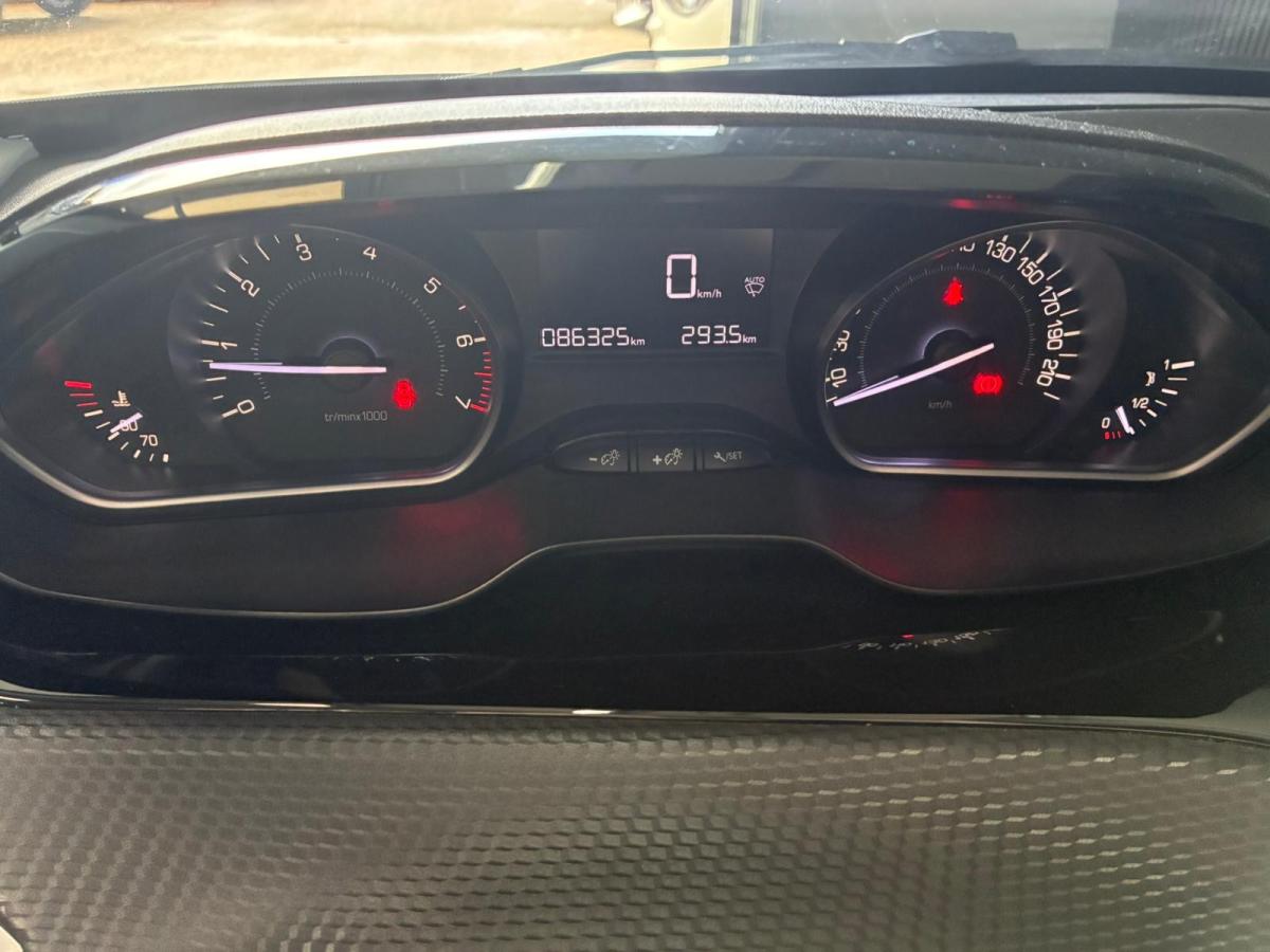 peugeot-208-2017-gasolina-1199cc