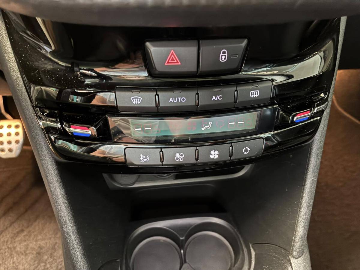 peugeot-208-2016-gasolina-1199cc