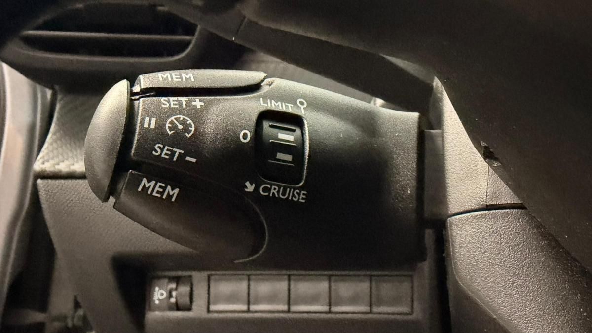peugeot-2008-2023-gasolina-1199cc