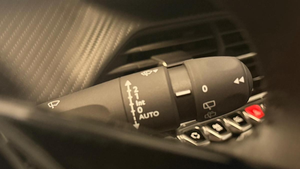 peugeot-2008-2023-gasolina-1199cc