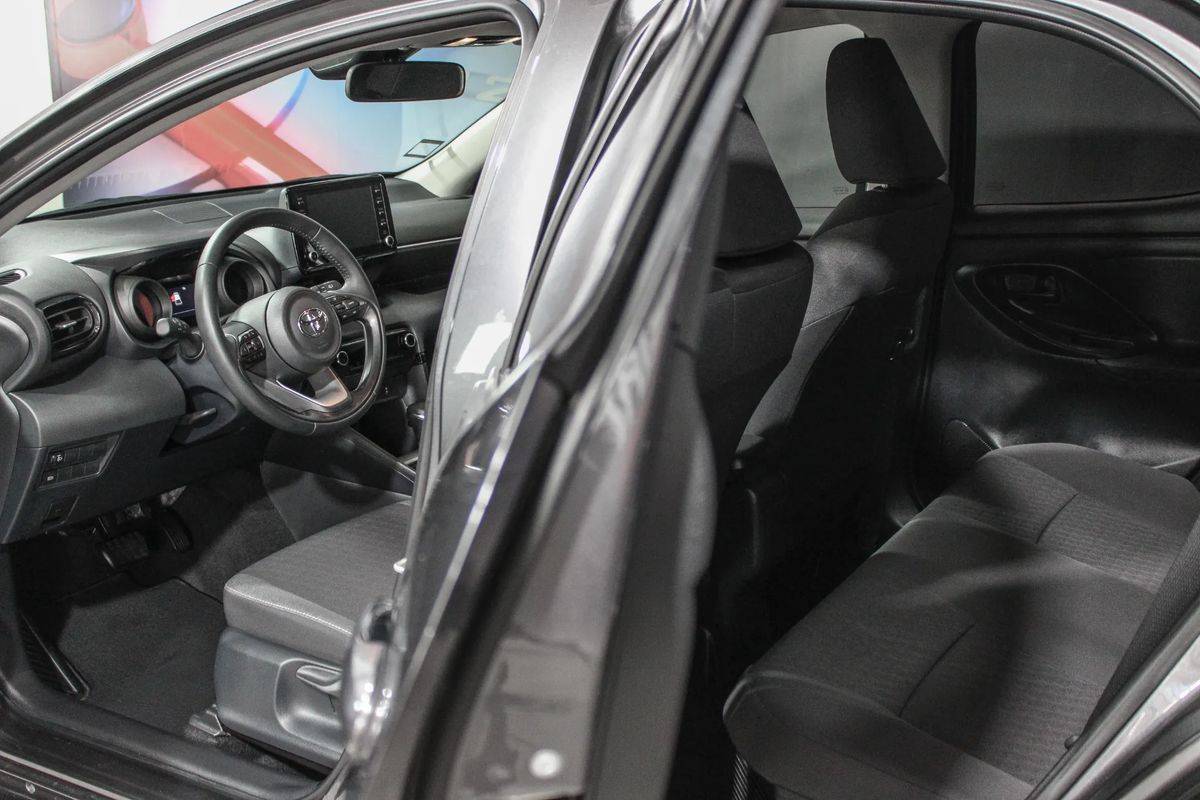 toyota-yaris-2023-hibrido-a-gasolina-1490cc