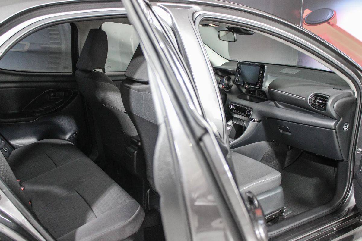toyota-yaris-2023-hibrido-a-gasolina-1490cc
