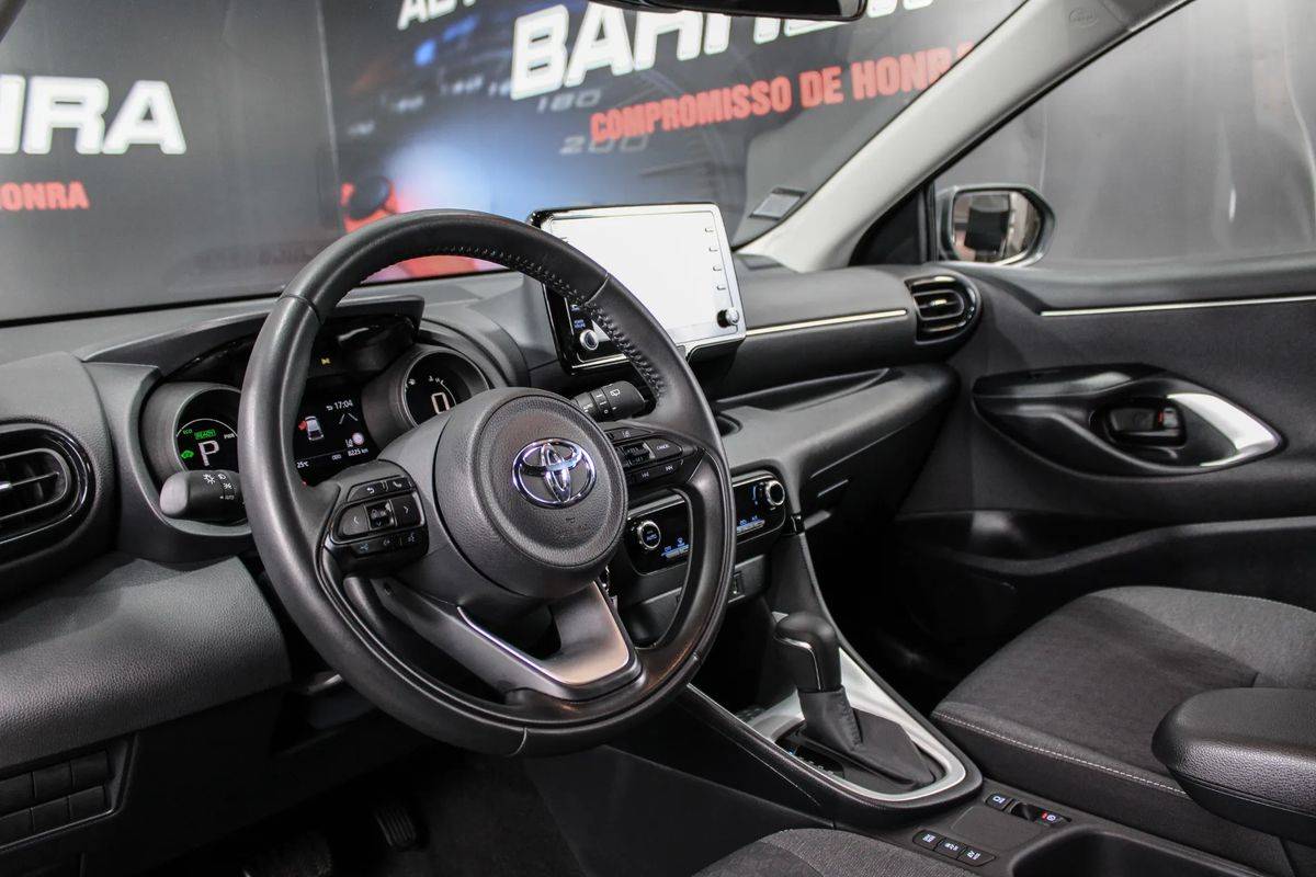 toyota-yaris-2023-hibrido-a-gasolina-1490cc