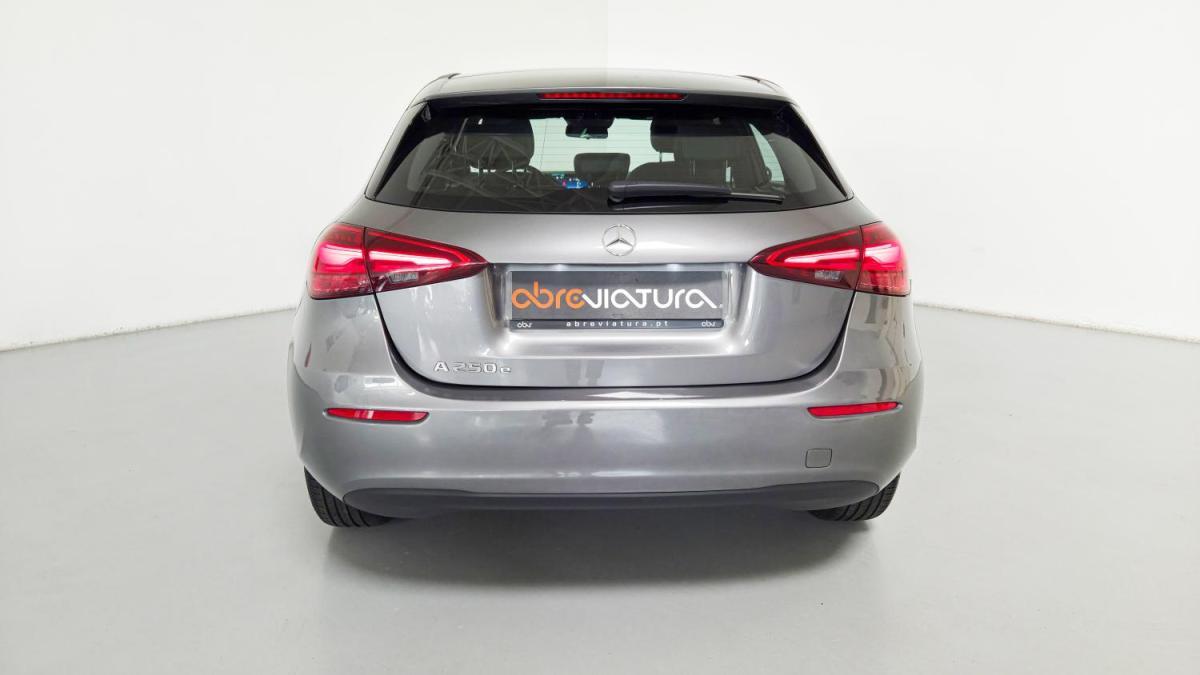 mercedes-benz-classe-a-2023-hibrido-a-gasolina-1332cc