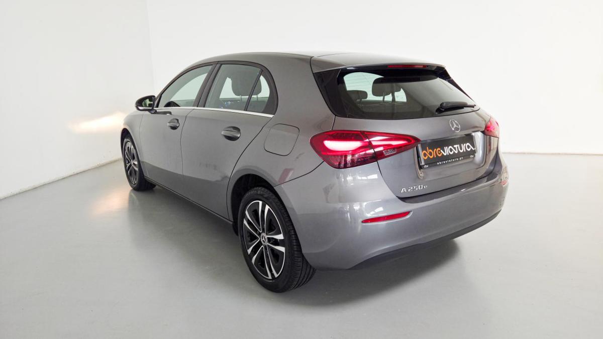 mercedes-benz-classe-a-2023-hibrido-a-gasolina-1332cc