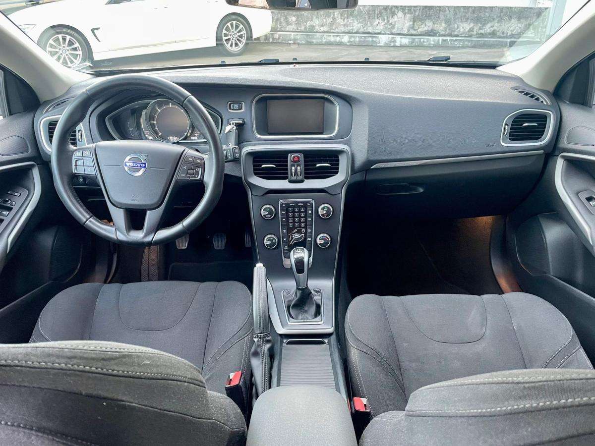 volvo-v40-cross-country-2015-diesel-1969cc