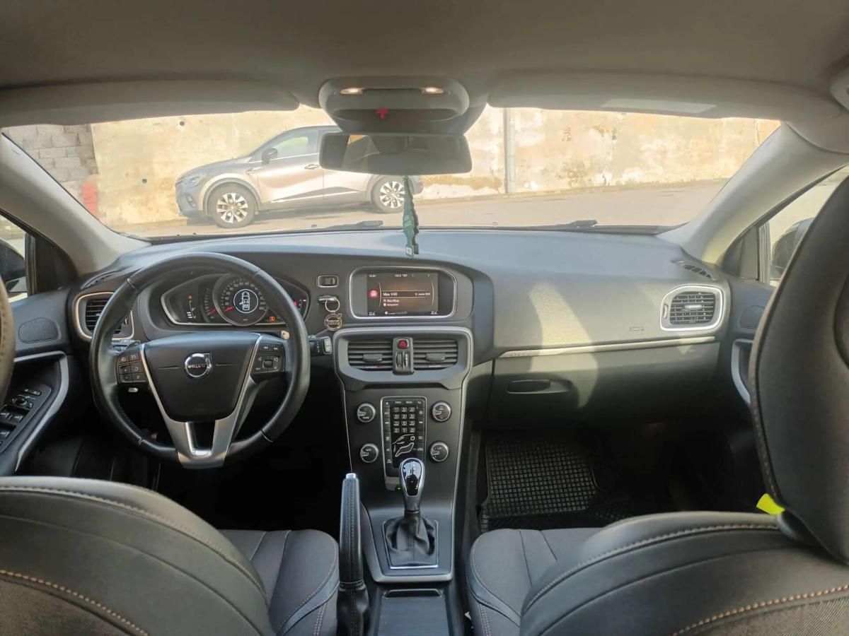 volvo-v40-cross-country-2017-diesel-1969cc