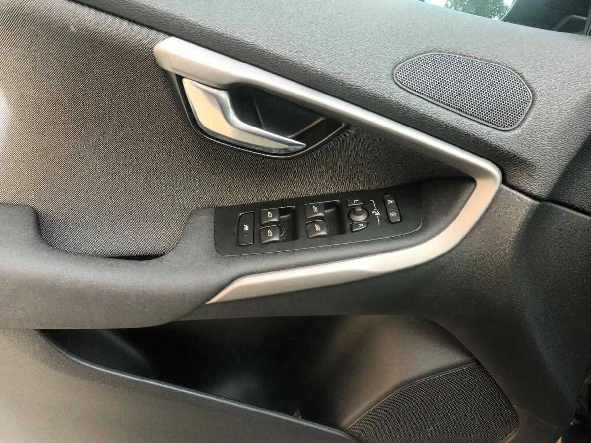 volvo-v40-cross-country-2017-diesel-1969cc