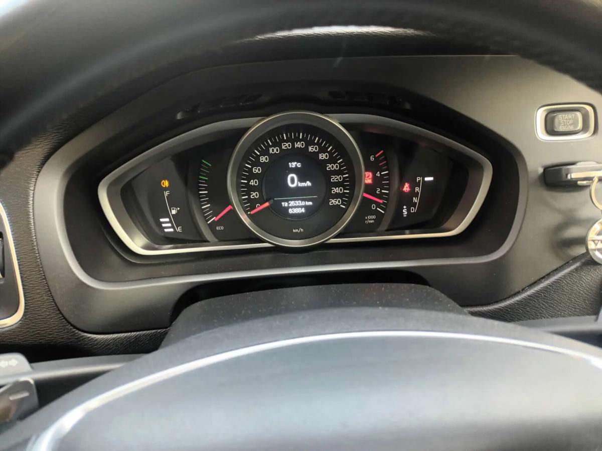 volvo-v40-cross-country-2017-diesel-1969cc