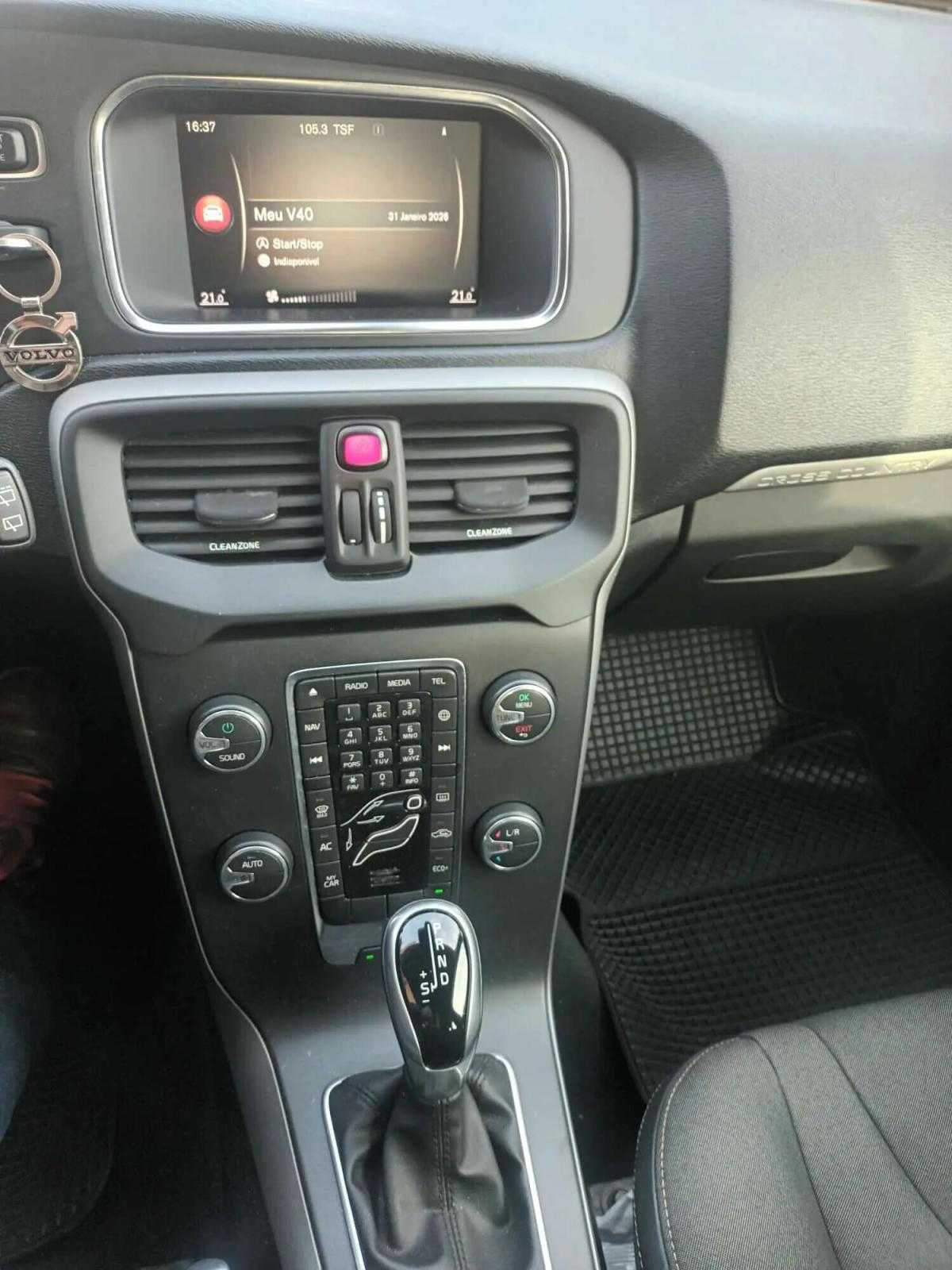 volvo-v40-cross-country-2017-diesel-1969cc