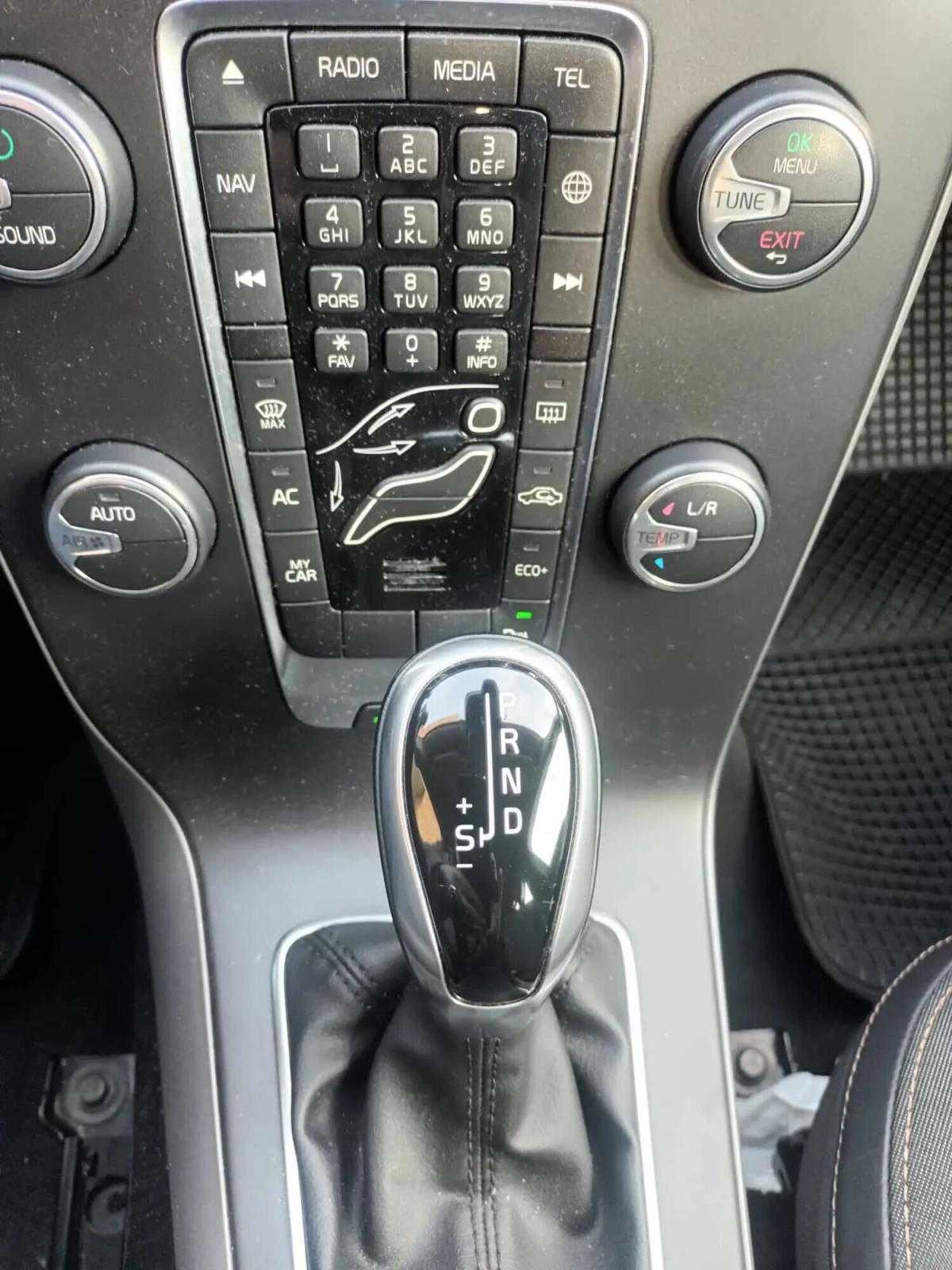 volvo-v40-cross-country-2017-diesel-1969cc
