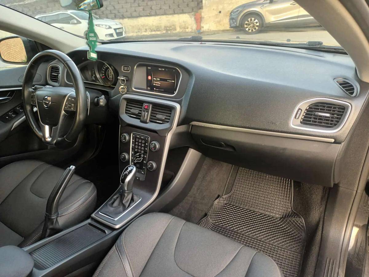 volvo-v40-cross-country-2017-diesel-1969cc