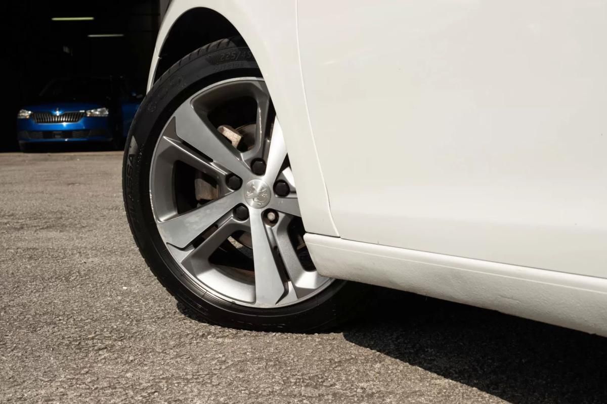 peugeot-308-2015-gasolina-1199cc