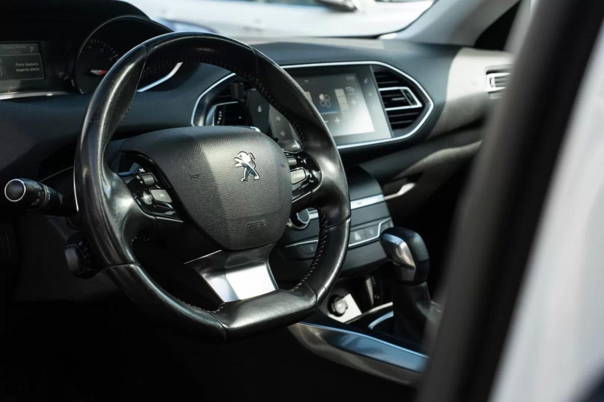 peugeot-308-2015-gasolina-1199cc