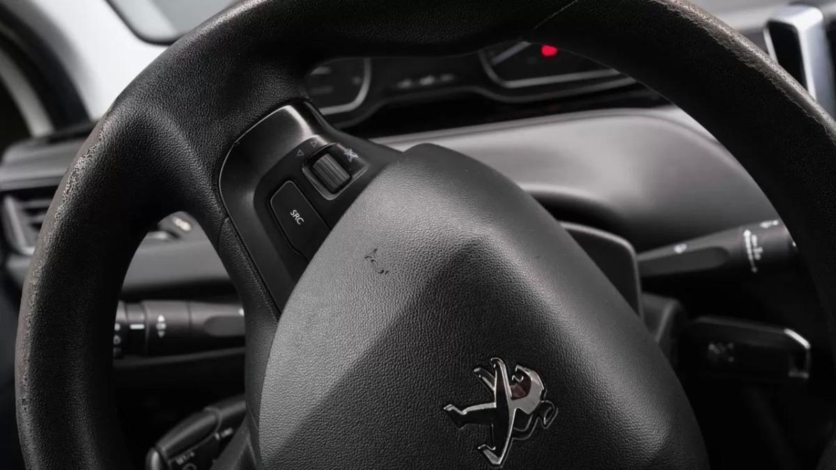 peugeot-208-2015-diesel-1560cc