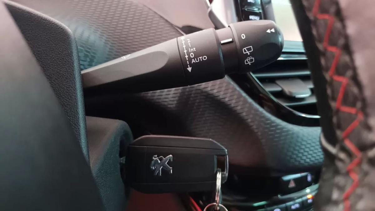 peugeot-208-2016-gasolina-1199cc