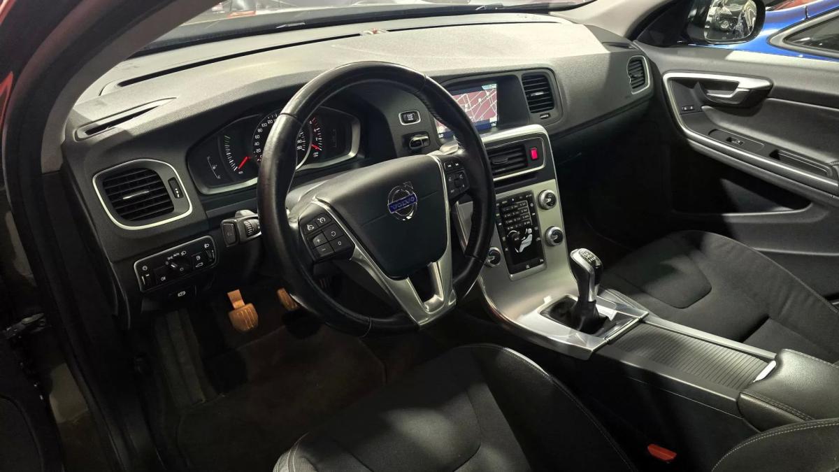 volvo-v60-cross-country-2016-diesel-1969cc
