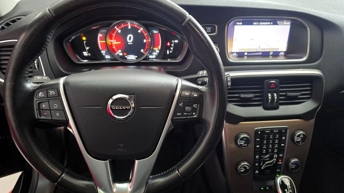 volvo-v40-cross-country-2017-diesel-1969cc