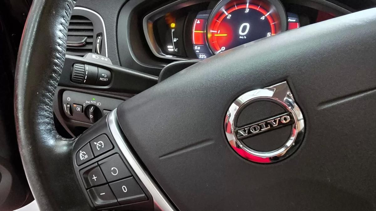 volvo-v40-cross-country-2017-diesel-1969cc