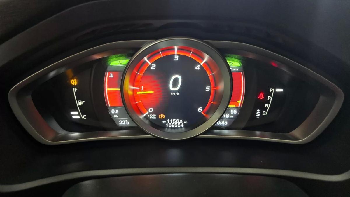volvo-v40-cross-country-2017-diesel-1969cc