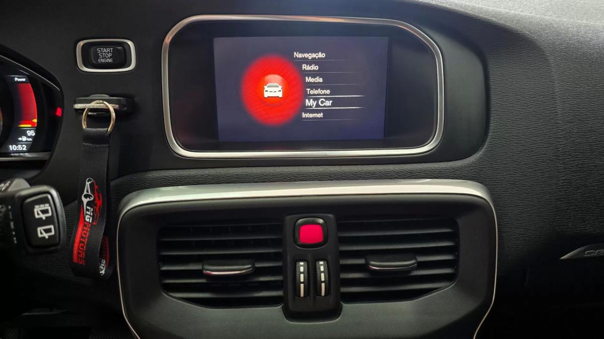 volvo-v40-cross-country-2017-diesel-1969cc
