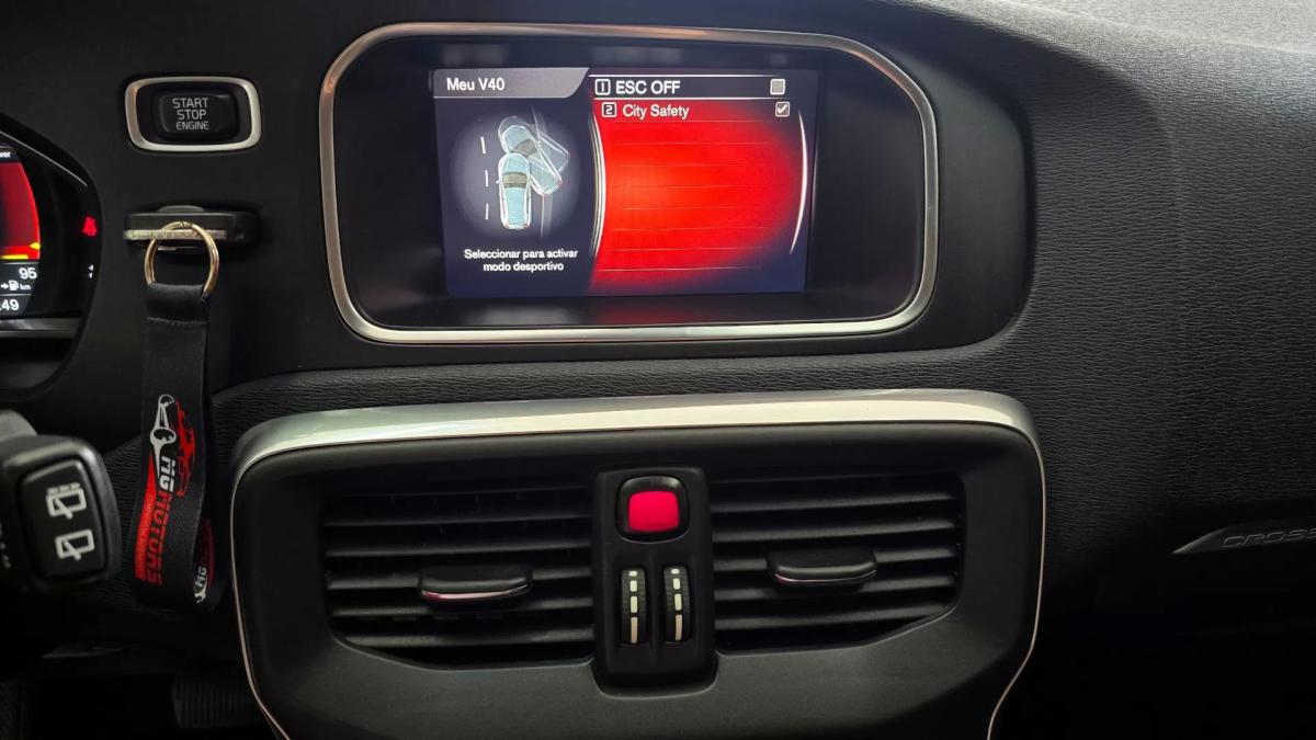 volvo-v40-cross-country-2017-diesel-1969cc