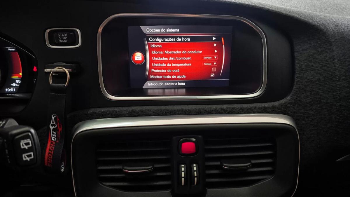 volvo-v40-cross-country-2017-diesel-1969cc