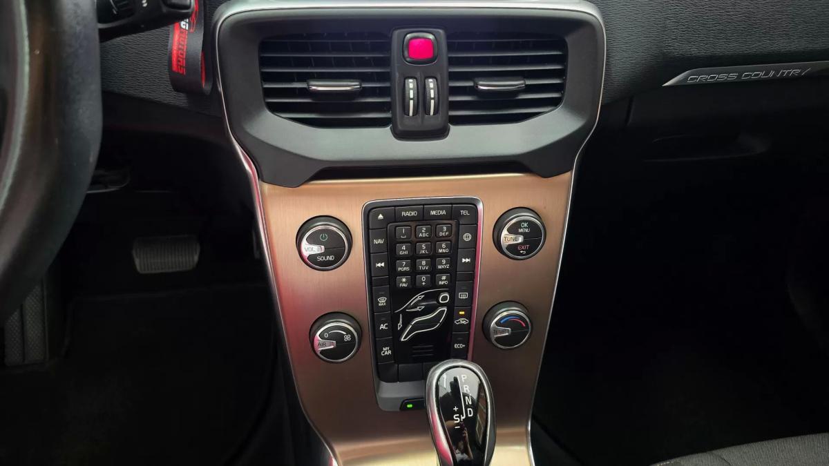 volvo-v40-cross-country-2017-diesel-1969cc