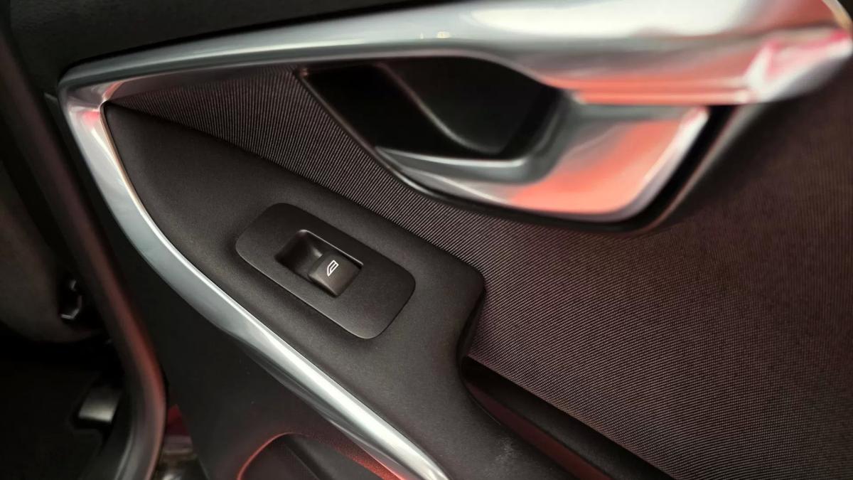 volvo-v40-cross-country-2017-diesel-1969cc