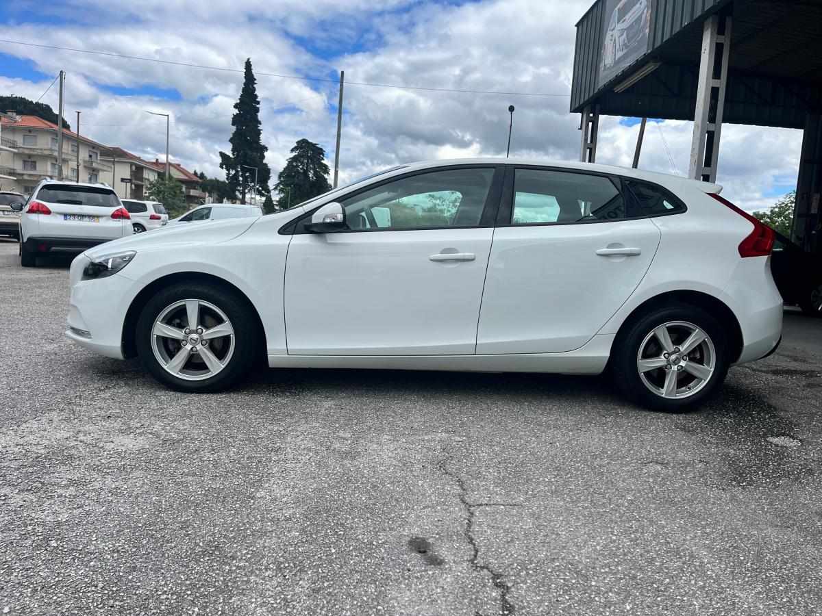 volvo-v40-d2-2018-diesel-1969cc