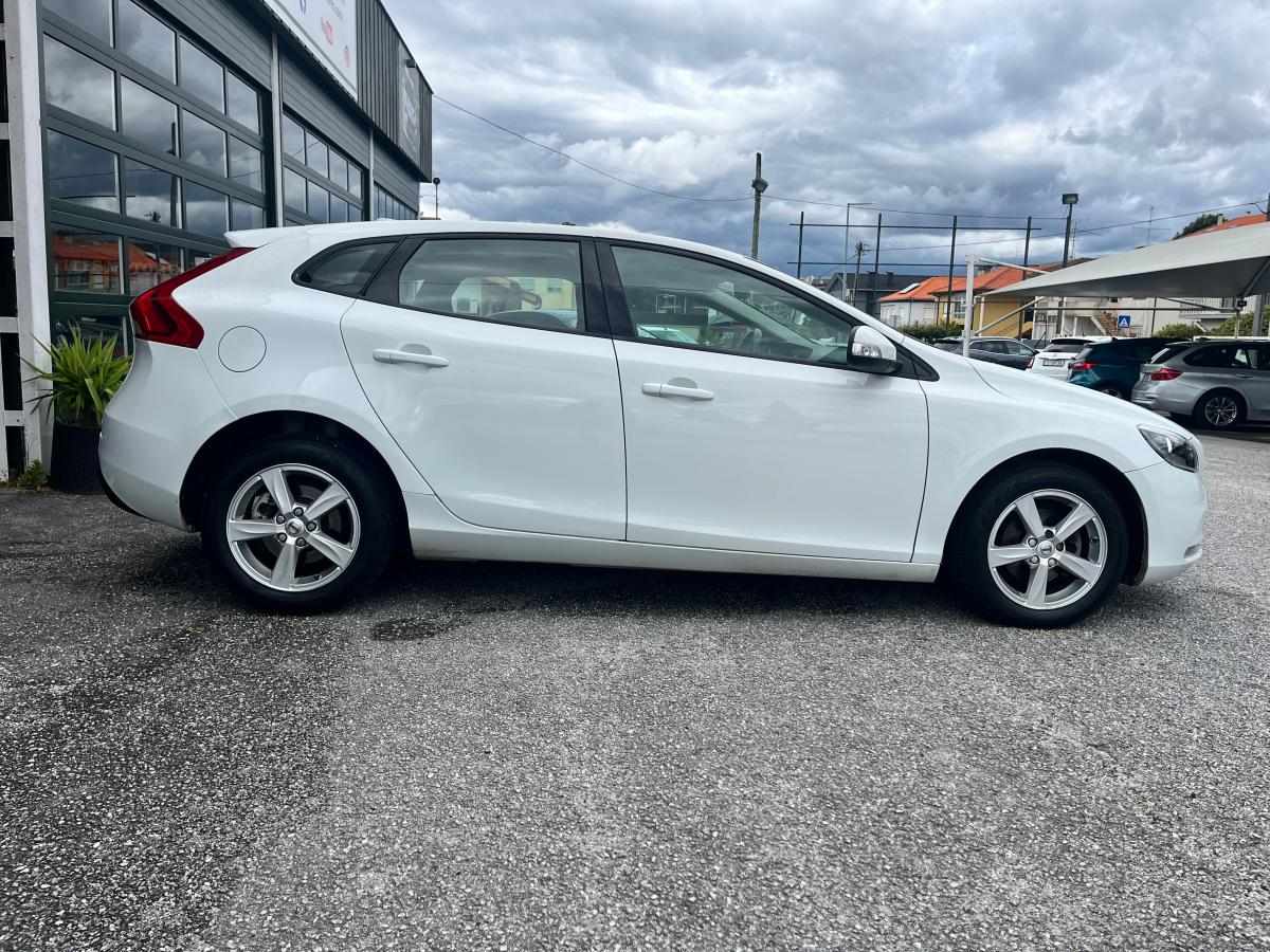 volvo-v40-d2-2018-diesel-1969cc