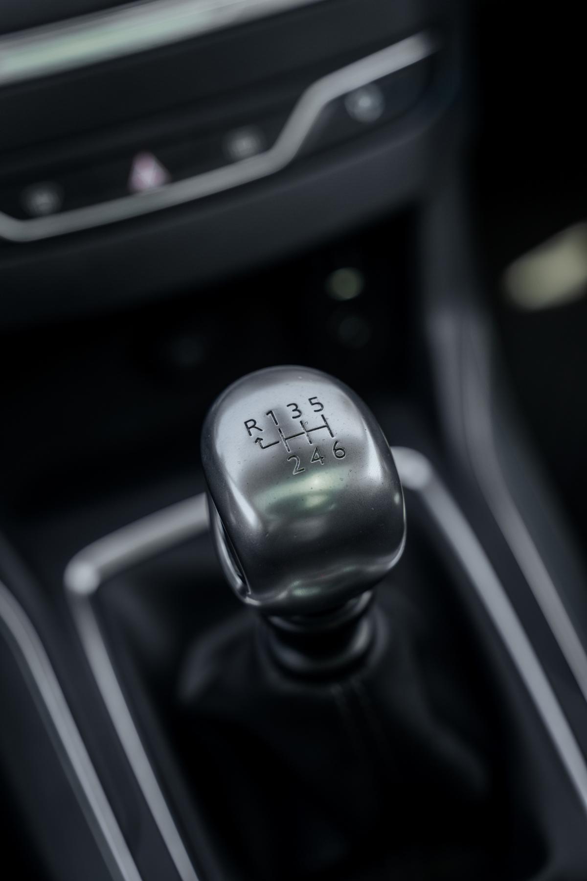 peugeot-308-sw-2015-diesel-1560cc