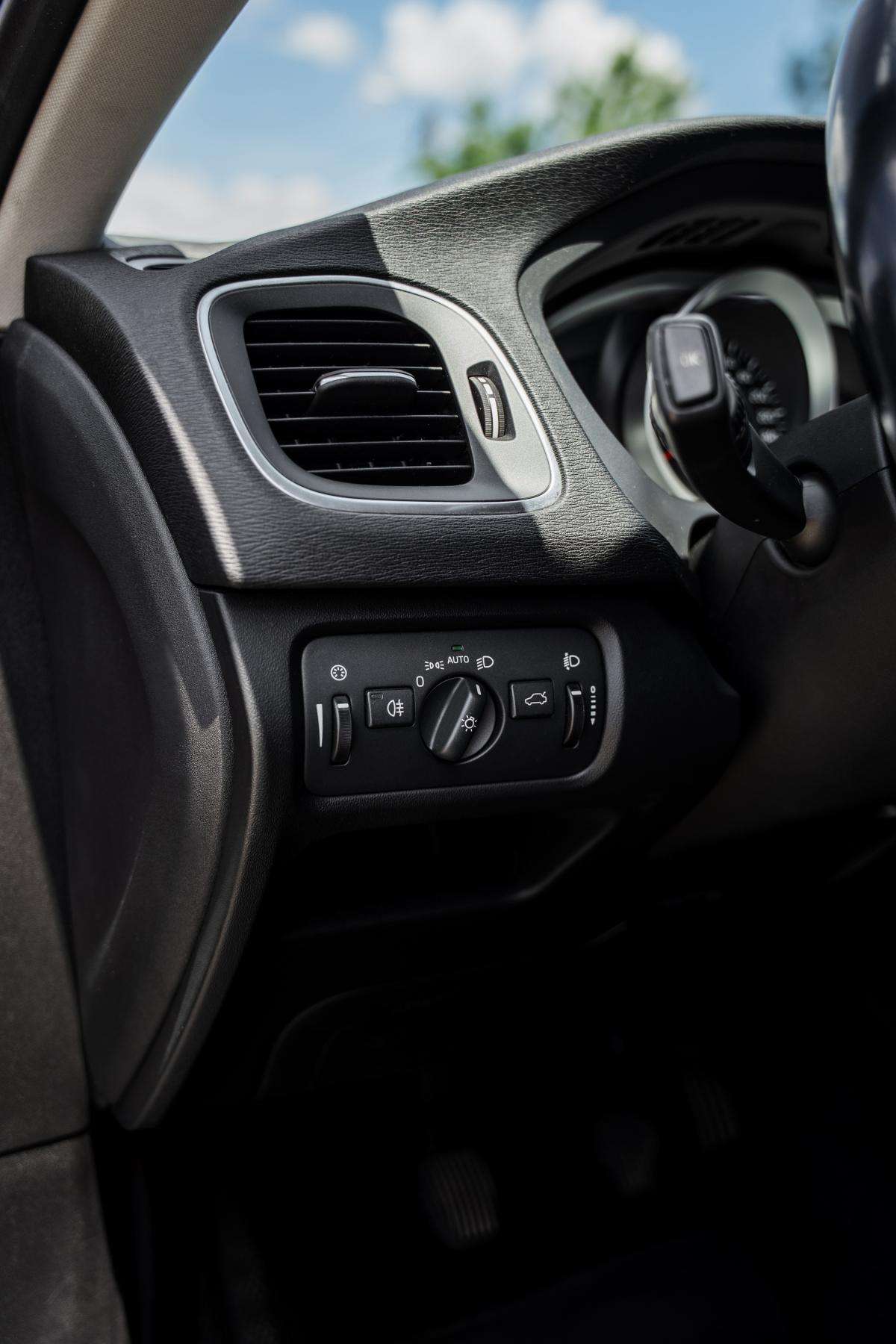 volvo-v40-2015-diesel-1560cc