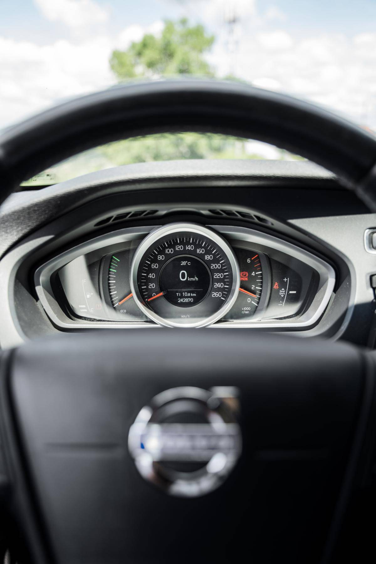 volvo-v40-2015-diesel-1560cc