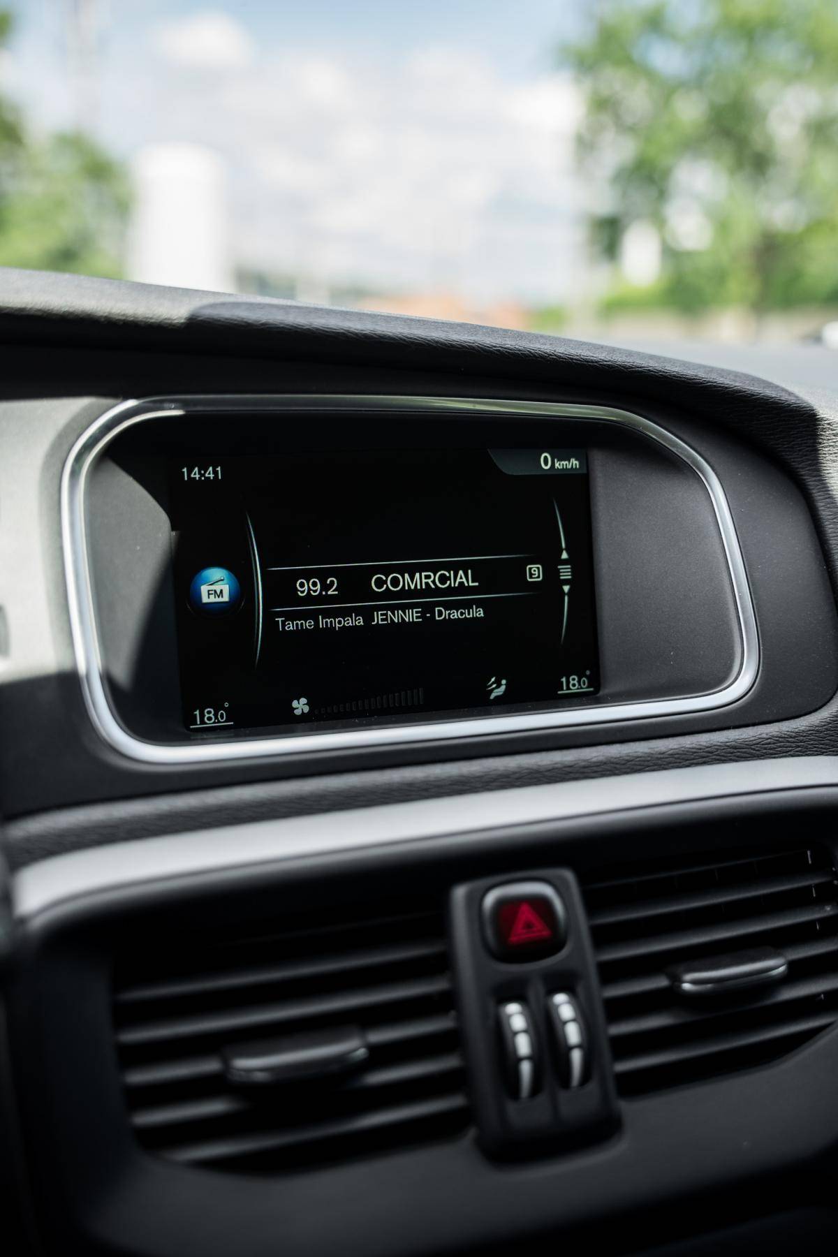 volvo-v40-2015-diesel-1560cc