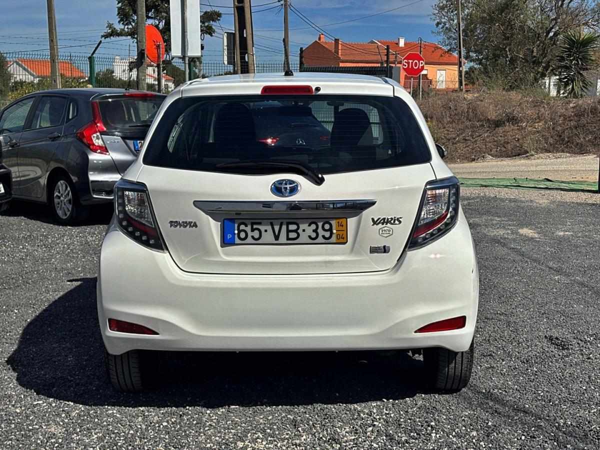 toyota-yaris-2014-hibrido-1497cc